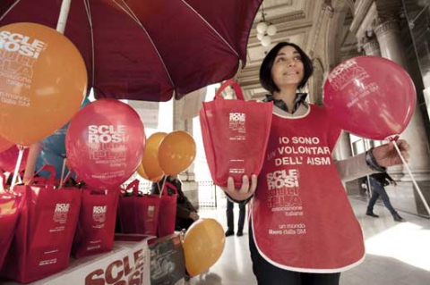 La sclerosi multipla piega ma non spezza: le storie di chi resiste